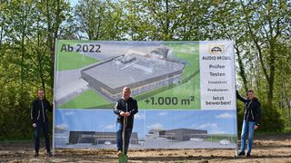 Geschäftsführer Thomas Stottan (m.), Forschungs- und Entwicklungsleiter Thomas Hatheier (l.) und Finanzchef Roman Hingsamer (r.) beim obligatorischen Spatenstich.  (Audio Mobil )