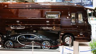 Das teuerste Fahrzeug auf dem Caravan-Salon war der Luxusliner Performance S von Volkner Mobil: Im Paket mit dem 1.500 PS starken Bugatti Chiron fallen 6,5 Millionen Euro an – ohne Sportwagen gut 2,0 Millionen Euro. Mit an Bord ist eine knapp 300.000 Euro teure Musikanlage. (Bild: Messe Düsseldorf/ctillmann)