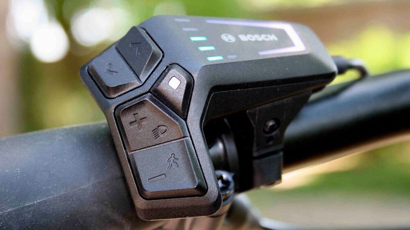 Die ergonomische Bedieneinheit bietet fünf Tasten sowie auf der Rückseite einen Ein-/Ausschalter. (Bild: sp-x / Mario Hommen)