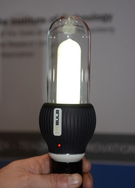 Eine quecksilberfreie Energiesparlampe hat das KIT entwickelt und wird diese auf der Hannover-Messe präsentieren. (Bild: Michel)