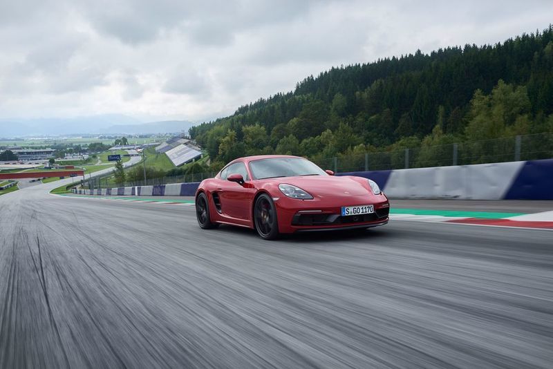 Porsche baut die Mittelmotorfamilie beim 718 aus: Ein neu entwickelter Ansaugtrakt und ein optimierter Turbolader für den 2,5-Liter-Vierzylinder-Boxermotor steigern die Leistung auf nun 269 kW/365 PS. (Porsche)