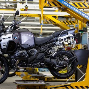 Optisch besonders charakteristisch für die BMW-Motorradproduktion sind die gelben „C-Haken“, welche in zwei Etagen an einem Schienensystem durch die zwei Montagehallen gleiten und auf denen die Motorräder die verschiedenen Fertigungsschritte durchlaufen.(Bild:  BMW AG)