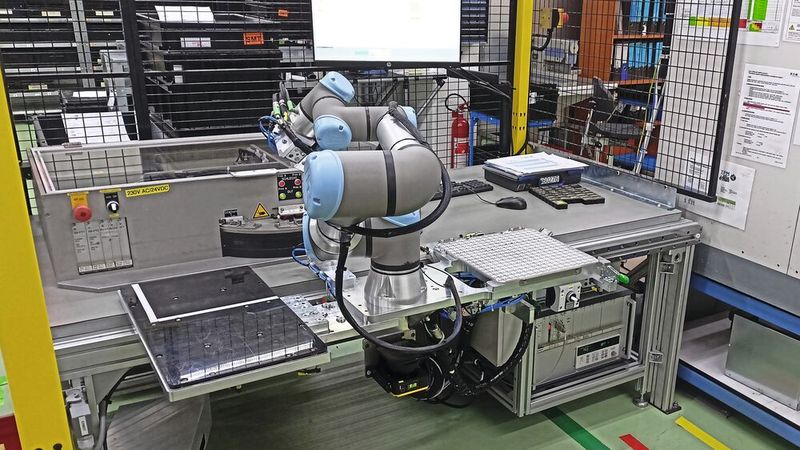 Dank der Verwendung der sBot Speed – URCap-Technologie ist der Risikobereich um den Roboter ordnungsgemäß abgesichert.(Bild:  PT-Elektrik/Sick)