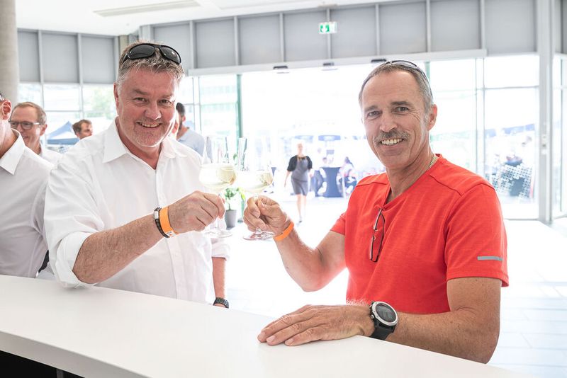 Steckverbinderkongress 2022: Das Get together am 4. Juli 2022 und die Abendveranstaltung am 5. Juli 2022 auf dem Vogel-Campus boten viele Gelegenheiten sich in entspannter Atmosphäre auszutauschen und zu netzwerken. Schon so manches Projekt nahm hier seinen Anfang. (Bild: Elektronikpraxis)