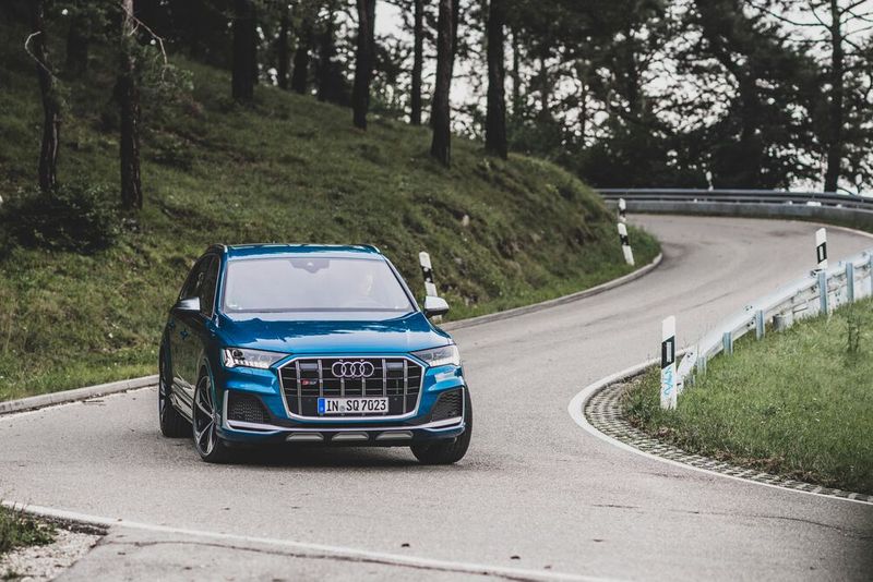 Bei höheren Geschwindigkeiten ab circa 60 km/h werden die hinteren Räder parallel zu den vorderen gelenkt, dadurch erhöht sich die Fahrstabilität (Bild: Audi)