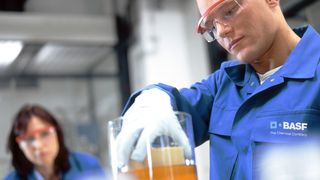 Katalysatoren zur Wasserstofferzeugung in Brennstoffzellen: Durch Eintauchen eines Wabenkörpers in Platin-Nitrat-Lösung entstehen im Versuch Waben-Katalysatoren, mit deren Hilfe Wasserstoff aus Erdgas erzeugt wird. (Bild: BASF)