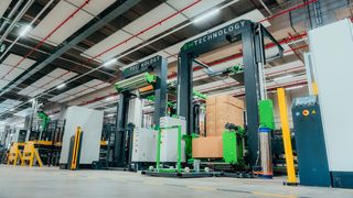 Premiere feiert der erste Paper Wrapper im deutschsprachigen Raum bei Wago-Sondershausen. Er reduziere Verpackungsmüll. (Bild: Wago)