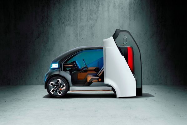 Der NeuV ist mit zwei Sitzen, einem Gepäckraum im Heck und dem elektrischen Scooter „Kick ’n Go“ für zusätzliche, individuelle Mobilität ausgestattet. (Honda)