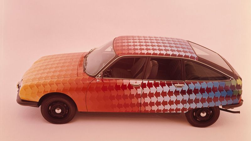 Fahrkomfort-Revolution in der Mittelklasse: Auch der GS setzte ab 1970 auf die hydropneumatische Federung, die von Citroën damit erstmals in einem Mittelklassewagen verwendet wurde. Die Bodenfreiheit konnte vom Fahrer dreistufig auf bis zu 250 mm eingestellt werden. Auch die sogenannte Mittenachslenkung des DS, bei der der Drehpunkt der Vorderräder zentral über der Reifenmitte liegt, wurde im GS verwirklicht. Auch die Bremsanlage war mit Absicherung an die Hydropneumatik angeschlossen.  (Bild: Citroen)