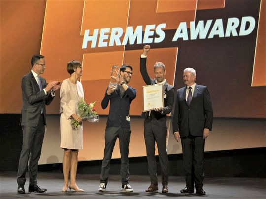 Große Freude, die noch mehr „Antrieb“ schaffen dürfte! Denn Sumitomo Cyclo Drive Germany hat den Hermes Award 2022 gewonnen. Tuaka heißt das damit ausgezeichnete Produkt. Es ist ein kompakter und wirtschaftlicher Antrieb für sensible Roboteranwendungen. Hier mehr dazu.(Bild:  Deutsche Messe)