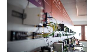 LAPP demonstriert mit einem Automatisierungsmodell, wie Sensoren, Aktoren, Leitungen und Netzwerkkomponenten Daten zuverlässig in die Cloud übertragen. (Bild: Lapp)