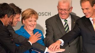 Eröffnung des Forschungscampus von Bosch in Renningen. Von links: Dr. Michael Bolle, President Corporate Research and Development von Robert Bosch, Bundeskanzlerin Dr. Angela Merkel, Ministerpräsident Winfried Kretschmann und Bosch-Geschäftsführer Dr. Volkmar Denner. (Bild: Bosch)