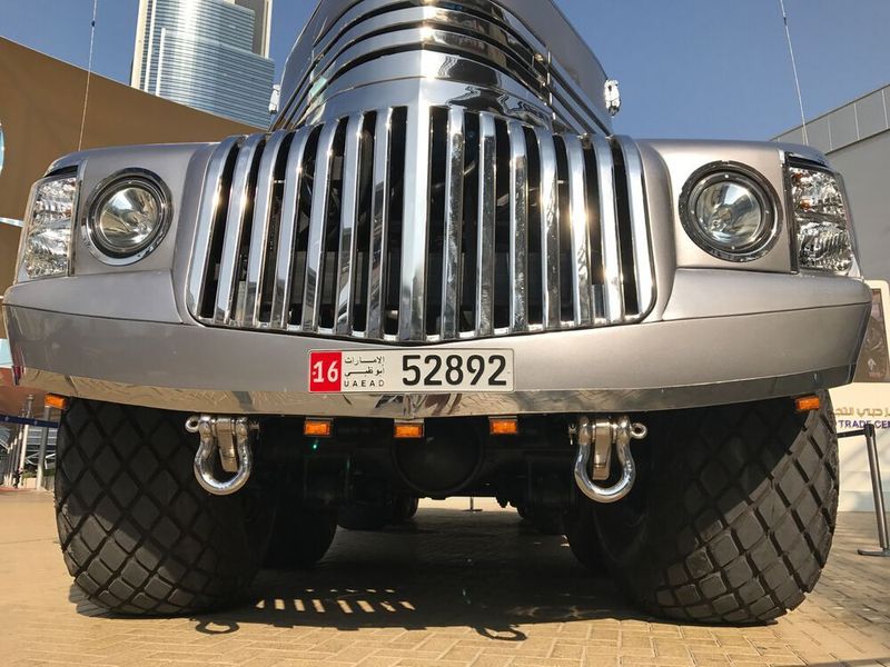 Die riesige Schnauze des Dhabiyan ist der eines 1946er GMC Trucks nachempfunden. (SP-X/Michael Specht)