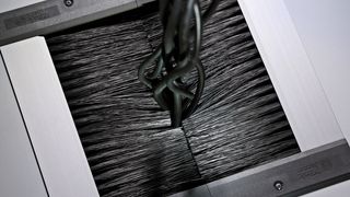 Das Mink Bürstenschott wurde zur Abdichtung bei klimatisierten Doppelböden sowie als Kabeldurchlass bei Schaltschränken entwickelt. (Bild: Mink)