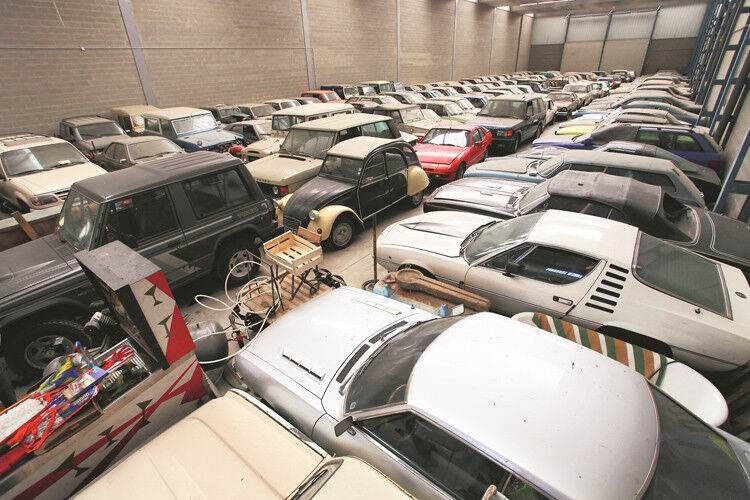 In Andorra hat ein Autoliebhaber in 40 Jahren 286 Autos zusammen getragen. Die Fahrzeuge, die mittlerweile Klassiker sind, füllen mehrere Hallen, wurden jahrelang nicht bewegt. (Foto: Oldtimer Markt)
