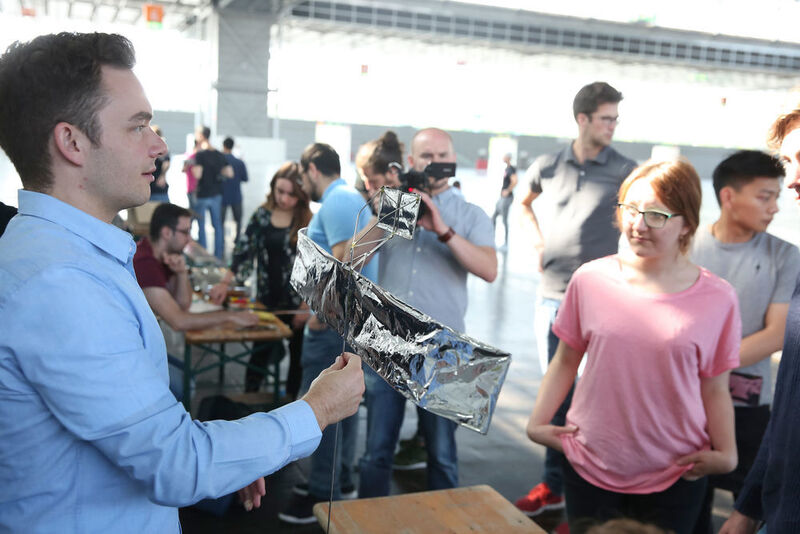 Rund 50 Studenten von fünf deutschen Universitäten verwandelten die Messehallen der Messe Düsseldorf in einen ungewöhnlichen Flughangar. Beim internationalen Wettbewerbs „Stahl fliegt“ brachten sie die unterschiedlichsten Flugobjekte aus Stahl zum Fliegen.  (Messe Düsseldorf)