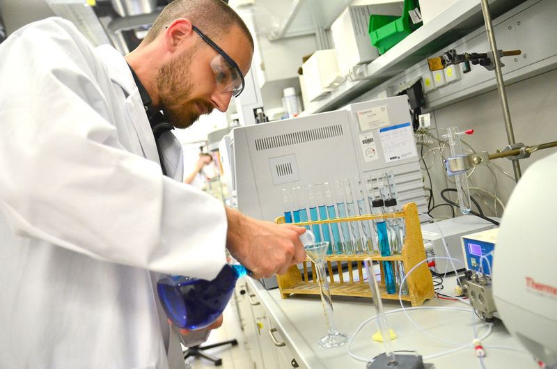 Davide Viscarelli aus Bologna bereitet Proben vor, mit denen er verschiedene Lichtleiter testet.  (FH Münster/Pressestelle)