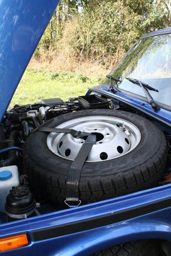 Dank des kleinen Motors passt auch noch das Ersatzrad unter die Motorhaube. (Bild: Ampnet)