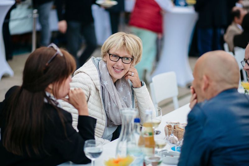 Nette Gespräche auf der Sommerterrasse (Capeletti & Perl / Stephanie Pelch)