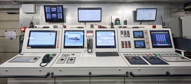 Damit die Mitarbeiter sämtliche Funktionen des Schiffes im Blick haben, sind großformatige Touch-Screen-Monitore im Maschinenkontrollraum in das Top-Pult-System integriert. (Rittal/LightUp Studios)