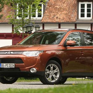 Mit dem eleganten Schick eines Crossovers zwischen Kombi und Geländegänger soll der neue Mitsubishi Outlander bei den kompakten SUV punkten.