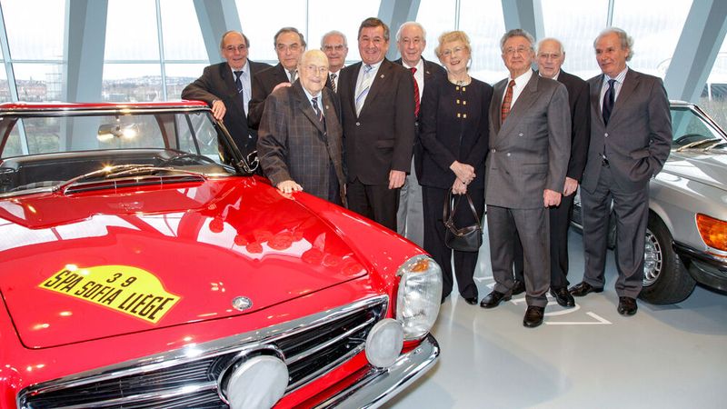 Erinnerungsfoto im Mercedes-Benz Museum zum 90. Geburtstag von Eugen Böhringer am 22. Januar 2012 an einem Mercedes-Benz 230 SL „Rallye-Pagode“ (W 113). Von links nach rechts: Dr. Peter Lang, Rolf Moll, Eugen Böhringer, Rolf Knoll, Klaus Kaiser, Eberhard Mahle, Ewy von Korff-Rosqvist, Hans Herrmann, Herbert Linge und Dieter Glemser. (Bild: Mercedes-Benz AG)