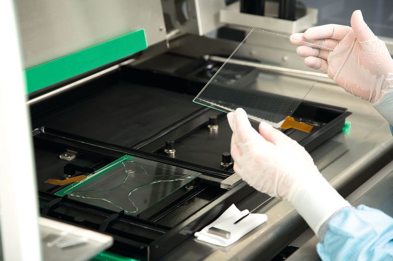 Die Produktion von  kapazitiven Touchsensoren stellt besonders hohe Anforderungen an die Glasbearbeitung. (Bild: Hummel)
