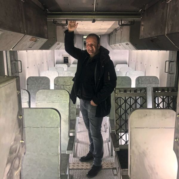 Jochen Schürgens, Geschäftsführer von Fire GO, im Flugzeugmodell. (Bild: Fire Go GmbH)