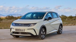 Der „BYD Dolphin“ startet bei 31.000 Euro und ist damit auf dem Niveau eines Basis-Golf. (Bild: BYD)