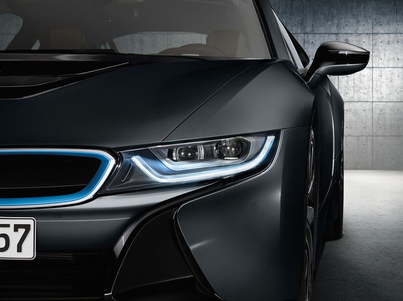 Der BMW i8 startet ab Juni 2014 auf sportliche und umweltfreundliche Weise auf den Straßen durch. (BMW)