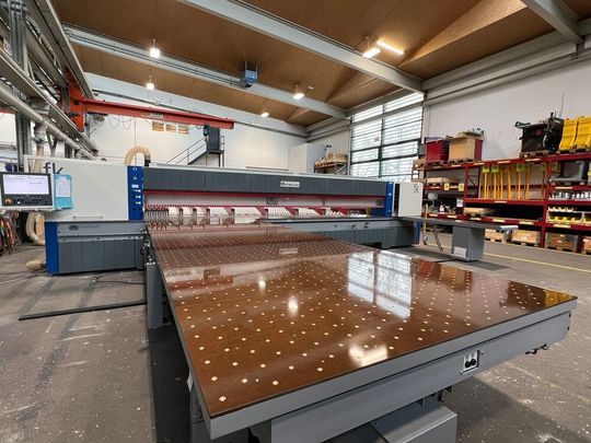 Now there is finally a saw with an XXL rotating table, so that ton-heavy plastic or fiber composite material panels can be cut gently and quickly. It is called FK-6, and it was built by IMA Schelling Precision. Read here what has been done ...(Image: IMA Schelling Precision)