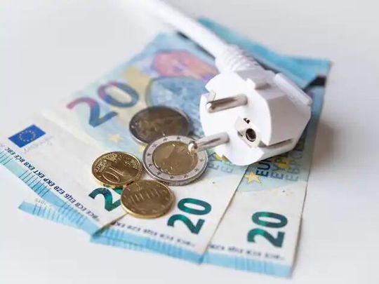 Die ungewöhnlich hohen Energieprese belasten derzeit jeden Geldbeutel. Viele überlegen, ob sie nicht wirklich, oder im übertragenen Sinn, den Stecker ziehen. Lockerer sieht es ledglich der deutsche Mittelstand. Hier erfahren Sie, warum...(Bild:  dpa)