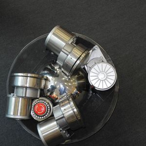 Der E-Ball von oben gesehen: Im Ring gebaut sind die Batterien, drei Motoren bewegen den Ball unter dem gewölbten Metallgehäuse. Der rote Not-Aus dient zum Schalten per Fuß.