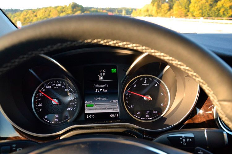 Über das Display zwischen Tacho und Drehzahlmesser lassen sich weitere Daten abrufen. (Foto: Michel)