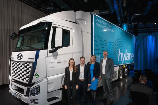 Darf losrollen! Von links: Sara Schiffer, Geschäftsführerin Hylane GmbH, Maximilian Draxler, dort Head of Finance, Sabine Essmann, Key Account Managerin Schmitz Cargobull, und Beat Hirschi, Geschäftsführer Hyundai Hydrogen Mobility, vor dem frisch zugelassenen Hyundai-H2-Lkw.(Bild:  Hylane)