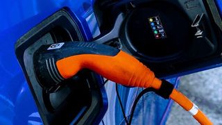 Unterschiedliche Temperaturen und Drücke während des Betriebs und der Ladevorgänge von Elektrofahrzeugen stellen eine besondere Beanspruchung für Schraubverbindungen dar.  (Bild: frei lizenziert)