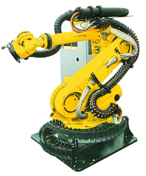 Aufgrund des über 50jährigen Kunststoff-Know-Hows Erfahrung wurden die Mantelwerkstoffe optimal auf den Kunststoff der triflex R Roboter-Energiekette abgestimmt – und konnten so den Abrieb und Verschleiß auf ein Minimum reduzieren. (Igus GmbH)