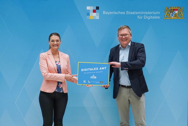 Staatsministerin Judith Gerlach und Michael Cerny, Oberbürgermeister der Stadt Amberg (Bayerisches Staatsministerium für Digitales)