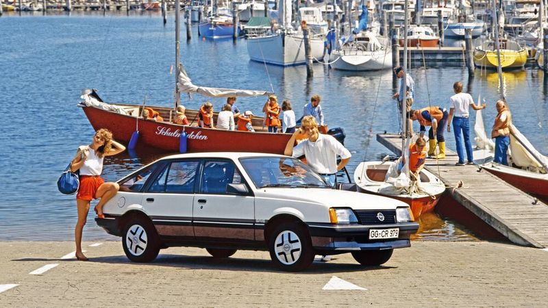 Parallel zur Limousine bot Opel den Ascona auch in einer fünftürigen Variante mit großer Heckklappe an. Die hier gezeigte Version „SR/E“ verfügte über einen 1,8-Liter-Einspritzermotor. (Bild: Opel)