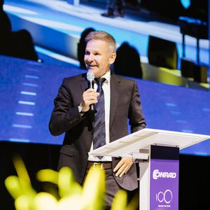 „Auch nach 100 Jahren fühlt sich Conrad taufrisch an. Sind wir vielleicht ein Startup? Definitiv nein! Können wir als Re-Startup durchgehen? Ich finde ja”, so der Gastgeber Dr. Werner Conrad zum Publikum. Warum Re-Startup? „Weil sich Conrad in seiner 100-jährigen Geschichte immer wieder neu erfunden hat“, erklärte Conrad seine Bemerkung.(Bild:  M. Kofler)