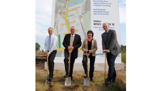 Michael Lemke (Vorsitzender des Wirtschaftsausschusses), Bürgermeister Jürgen Badur, Wirtschaftsförderin Kerstin Maack und Stadtbaurat Michael Nyveld beim Spatenstich ( (v.l.n.r.) (Bild: Wirtschaftsförderung Buxtehude)