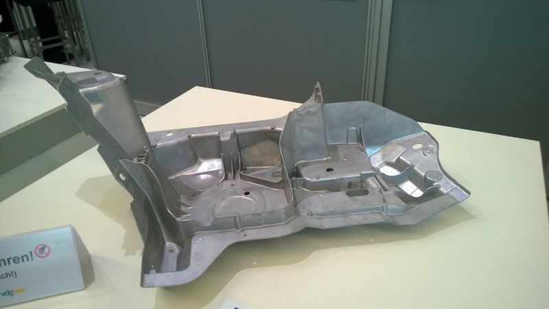... Das Strukturbauteil wurde mit Audi für den A8 entwickelt. Eine neue Al-Legierung sorgt für  höhere Festigkeit. Lastpfadoptimierte Wanddicken und Rippen bewirken die Gewichtsersparnis. (D.Quitter/konstruktionspraxis)