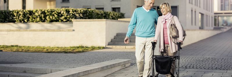 Der ello hat eine automatische Bremse. Durch die automatische Roll-Erkennung beugt er Stürzen vor und erleichtert das Bremsen bergab (Drosselung der Geschwindigkeit).(Bild:  SHOT BY FTGRF | www.ftgrf.de)