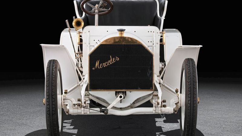 Nach dem ersten Mercedes 35 PS  folgte der Mercedes-Simplex 40 PS, der wiederum mit zahlreichen Innovationen ausgestattet war. Sein Motorraum war gekapselt, und so konnte die Kühlluft durch das Schwungrad, das mit Schaufelblechen ausgestattet war, dem Kühler zugeführt werden. (Bild: Mercedes-Benz)