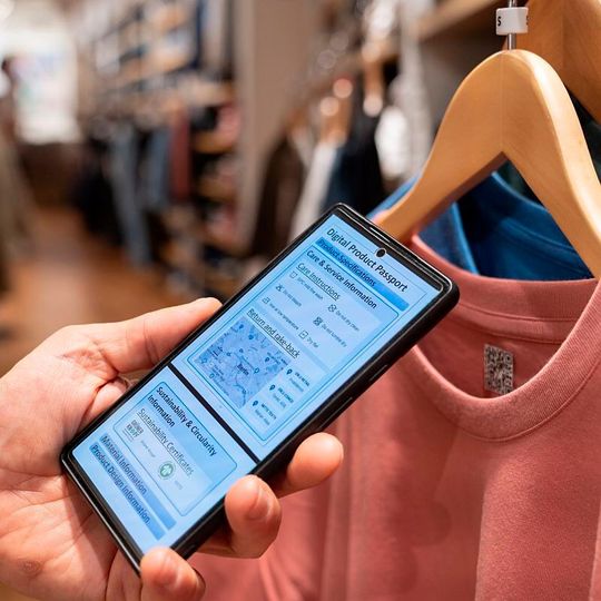 Die EU-Kommission will bis 2026 geklärt haben, wie ein digitaler Produktpass auszusehen hat, der europaweit einheitliche Informationen enthält. Momentan entwickeln Forschungseinrichtungen und Unternehmen daran mit. Mit beteiligt ist das Fraunhofer IZM in Berlin, das hier informiert.(Bild:  N. Glad)