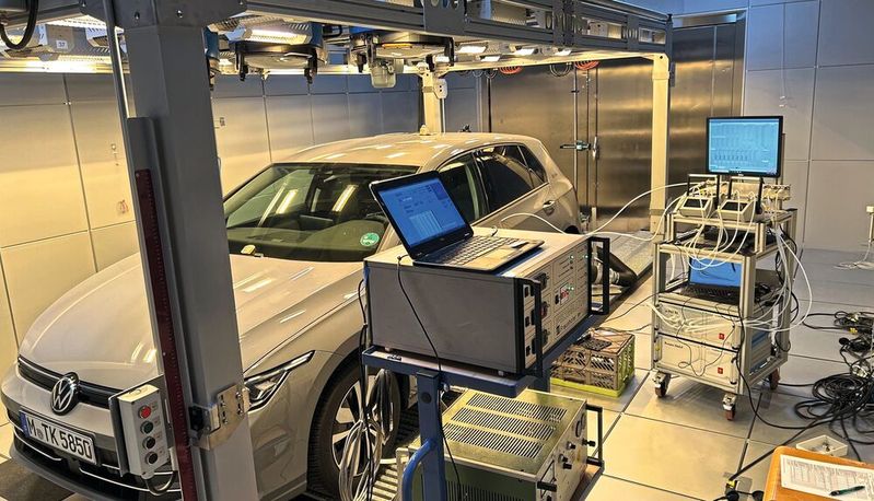 Voll verkabelt: VW Golf eTSI auf dem Prüfstand(Bild:  Fraunhofer IBP)