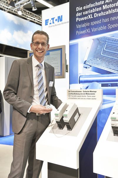 Andreas Miessen, Product Manager Drives bei Eaton, mit dem Drehzahlstarter PowerXL DE1, der auf der SPS IPC Drives 2014 in Nürnberg vorgestellt wurde. (Bild: Eaton)