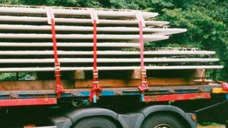 Mit einer neuen Richtlinie will der VDI bei der Ladungssicherung von flächigen Betonbauteilen mit einer Ladebreite von maximal 3 m für mehr Klarheit sorgen. (Alfred Lampen)