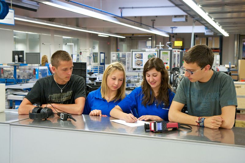 Nach den Untersuchungen wird von den Energiescouts alles protokolliert (von links): Dominik Burkert, Laura Schneider, Jessica Käser und Michael Hofmann. (Bild: ME-Arbeitgeber)