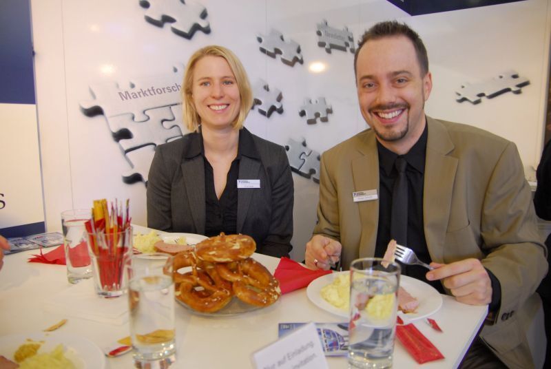 Impressionen vom Leberkäs-Essen am Stand der ELEKTRONIKPRAXIS (Archiv: Vogel Business Media)